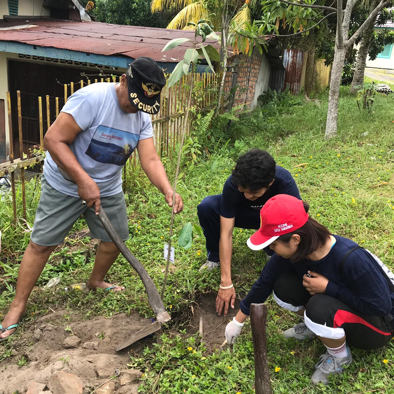 Penanaman Pohon di Daerah Rawan Longsor Kelurahan Prapatan