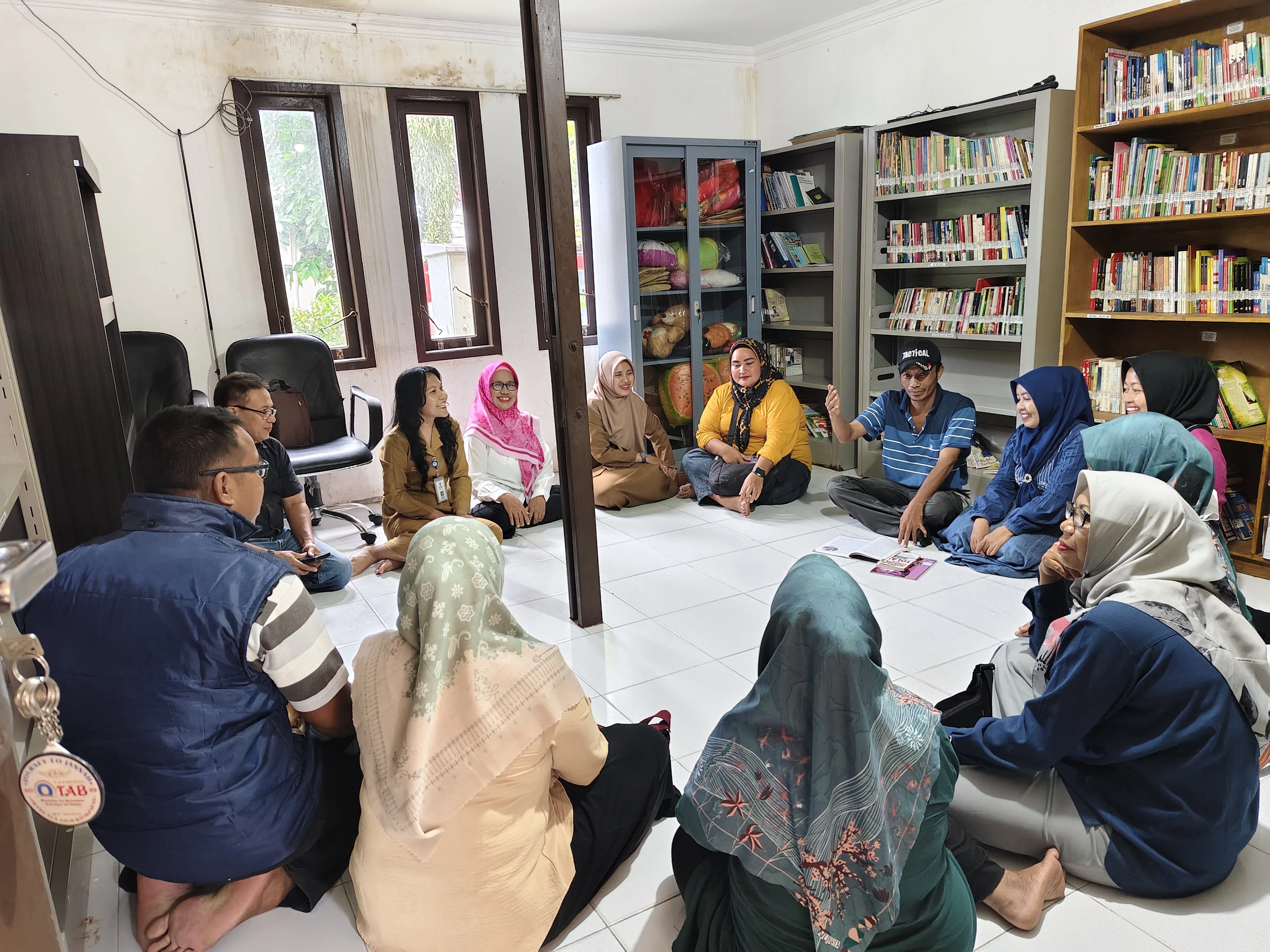 Kegiatan Kelompok Keluarga Sadar Hukum (Kadarkum) Arum dan Pokja 1 PKK di Perpustakaan Kelurahan Prapatan