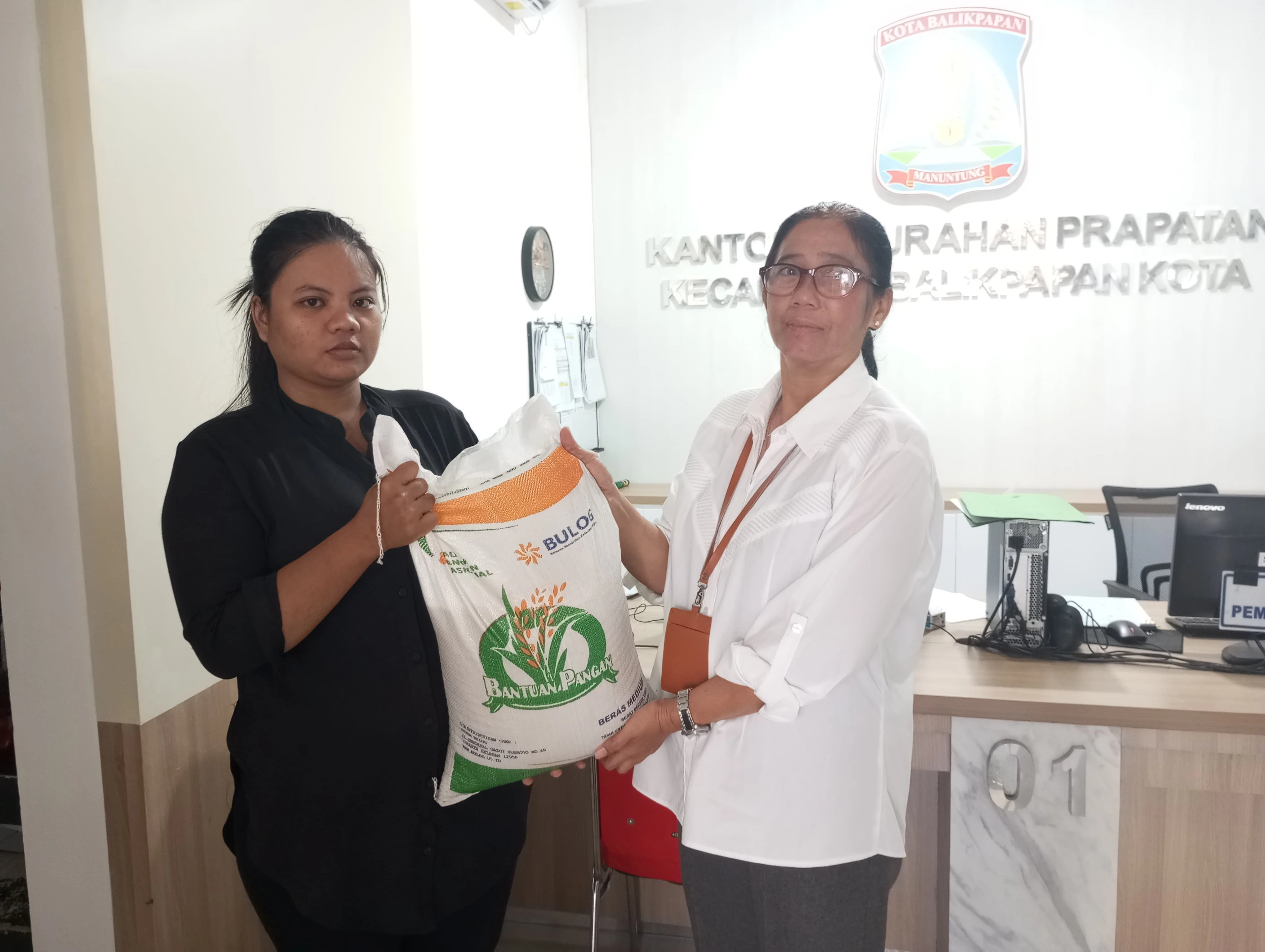 Penyerahan Bantuan Pangan dari Badan Pangan Nasional dan Bulog bagi warga penerima bantuan di Kelurahan Prapatan