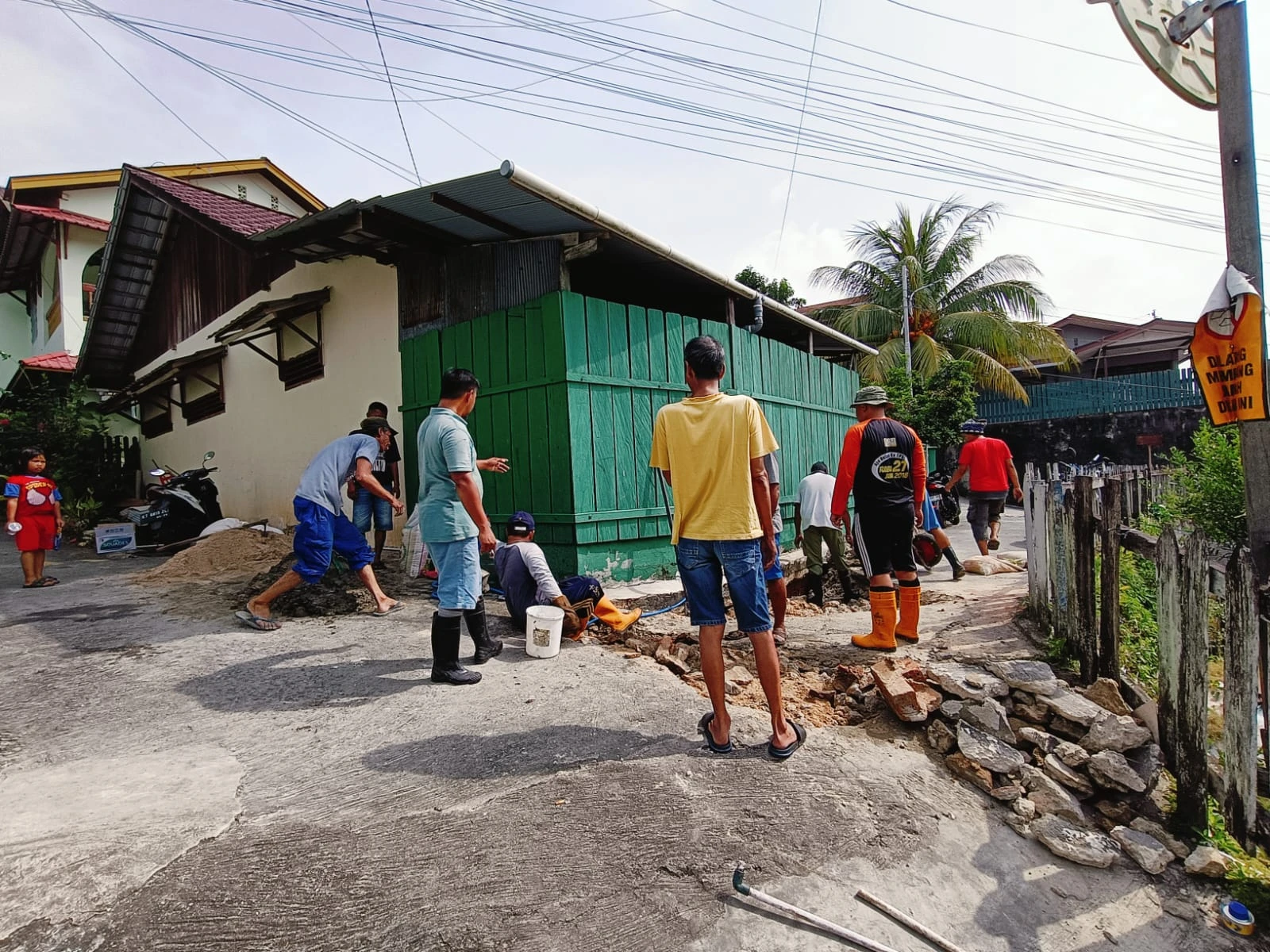 Kerja Bakti di lingkungan RT. 29 dan RT. 33  Kelurahan Prapatan