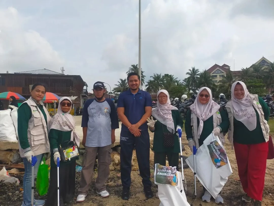 Kelurahan Prapatan Mendukung Aksi Bersih Pantai Le Grandeur Balikpapan dalam World Clean Up Day 2024