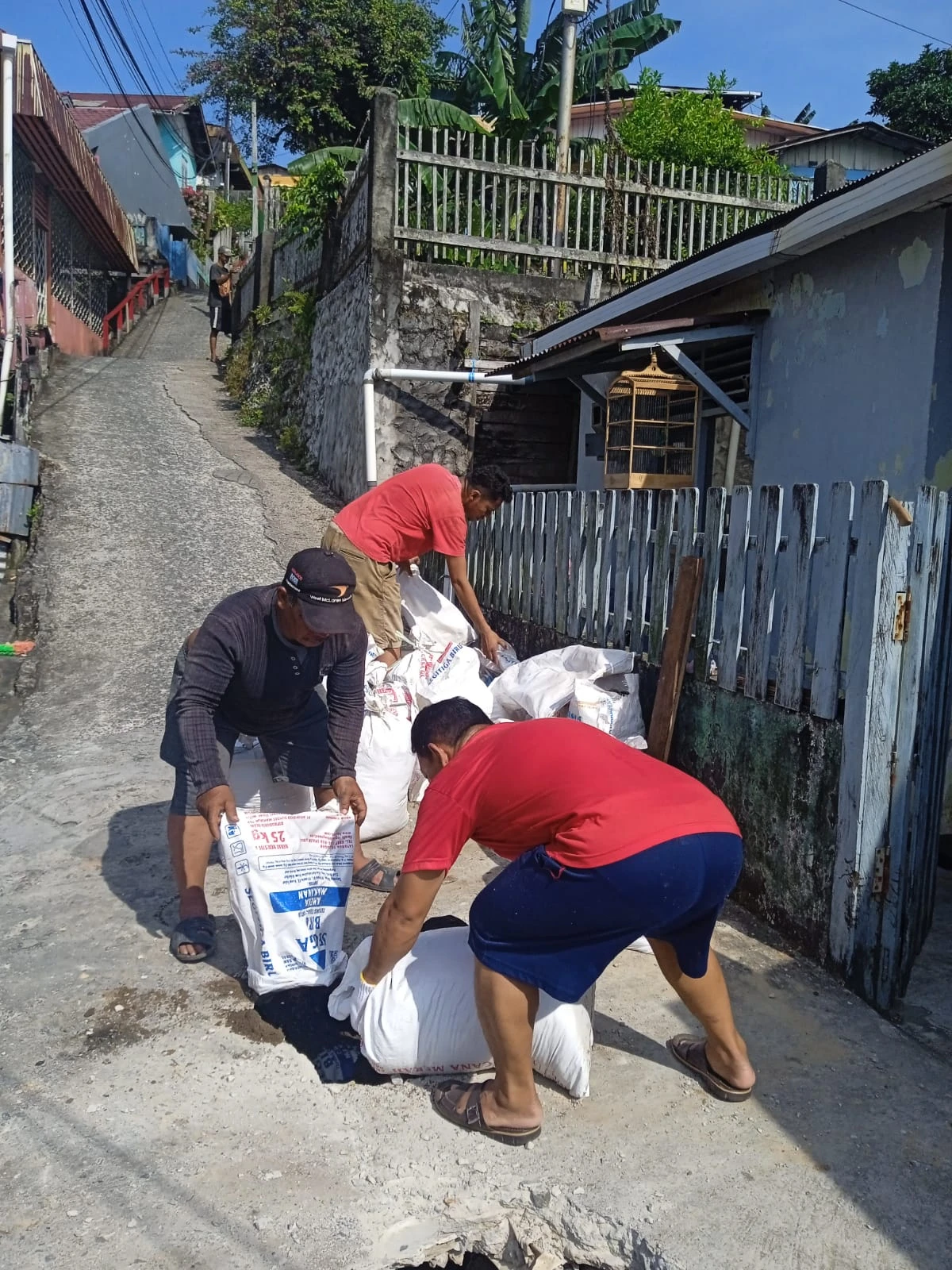 Kerja Bakti di lingkungan RT. 39 dan Kantor Kelurahan Prapatan