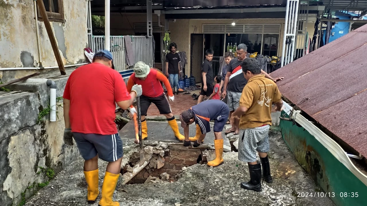 Kerja Bakti di lingkungan RT. 33 dan Lapangan LPM Kelurahan Prapatan