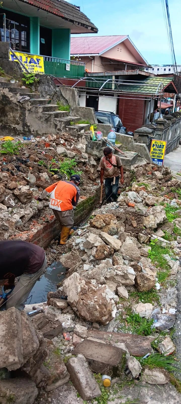 Pelaksanaan Proyek Peningkatan Drainase di RT 25 Kelurahan Prapatan