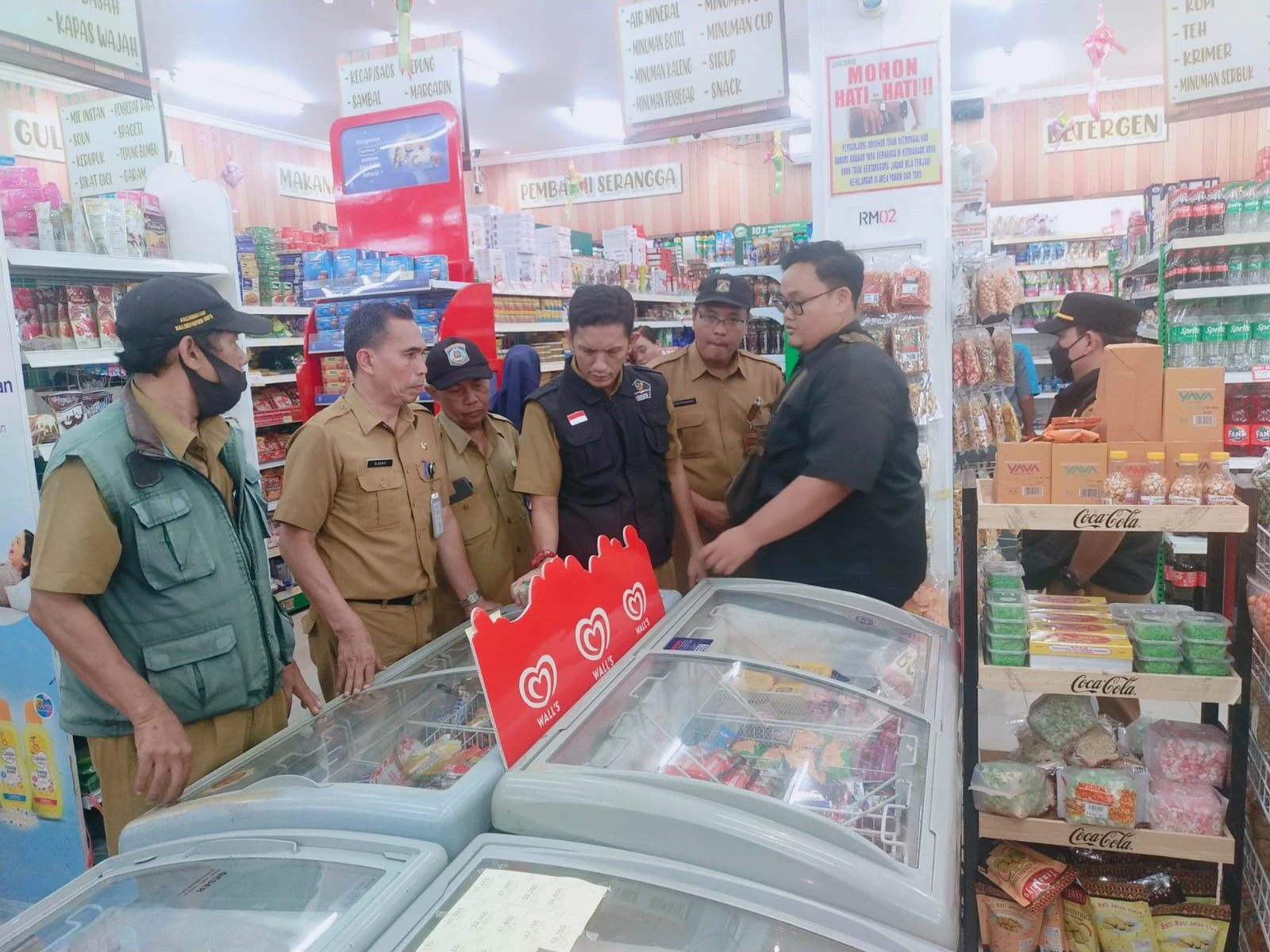 Razia Kelayakan dan Masa Kedaluwarsa Makanan Kemasan di Kecamatan Balikpapan Kota Razia Kelayakan dan Masa Kedaluwarsa Makanan Kemasan di Kecamatan Balikpapan Kota