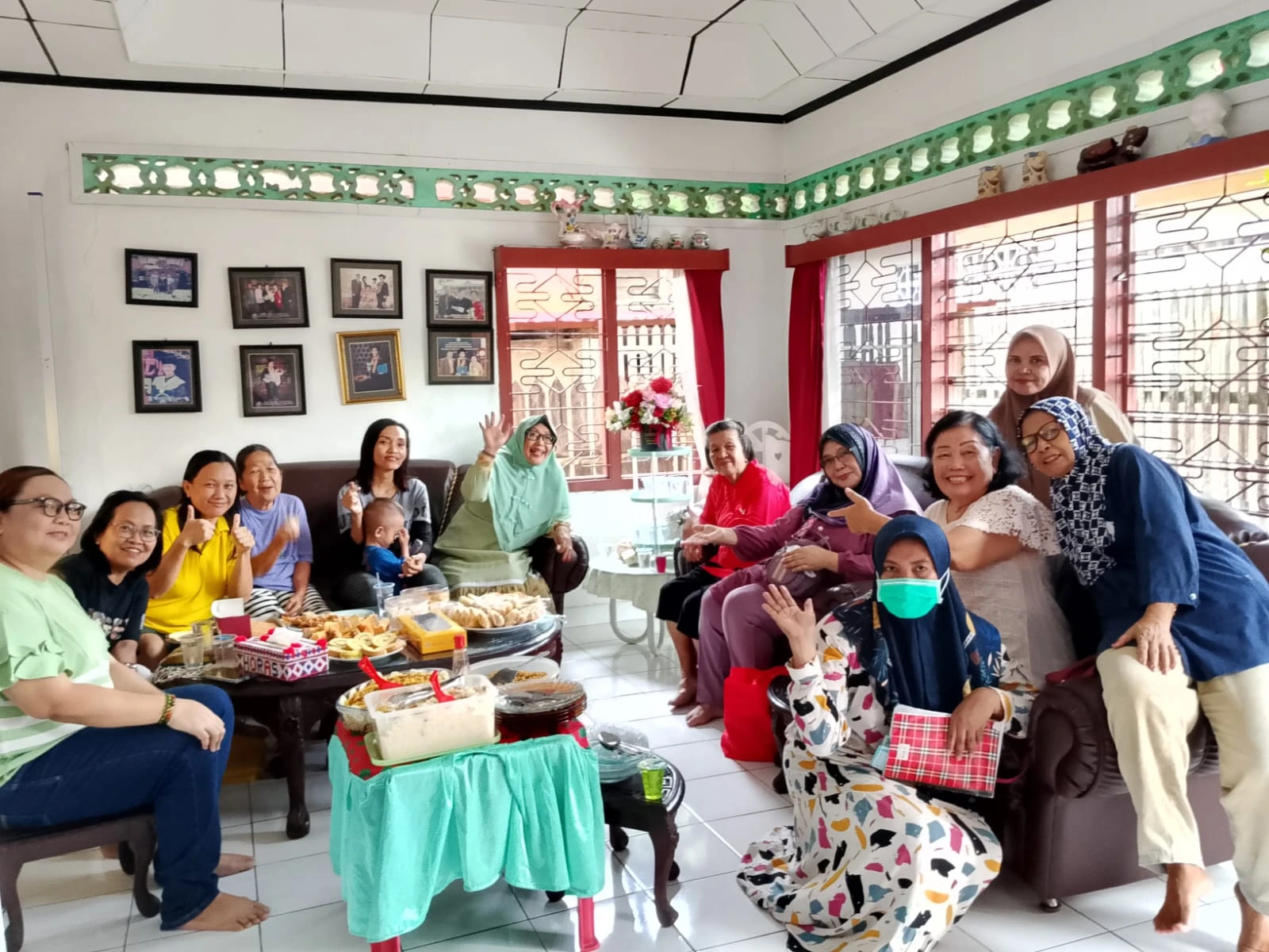 Halal bihalal Pengurus PKK dan Dasa Wisma RT 20 Kelurahan Prapatan Halal bihalal Pengurus PKK dan Dasa Wisma RT 20 Kelurahan Prapatan
