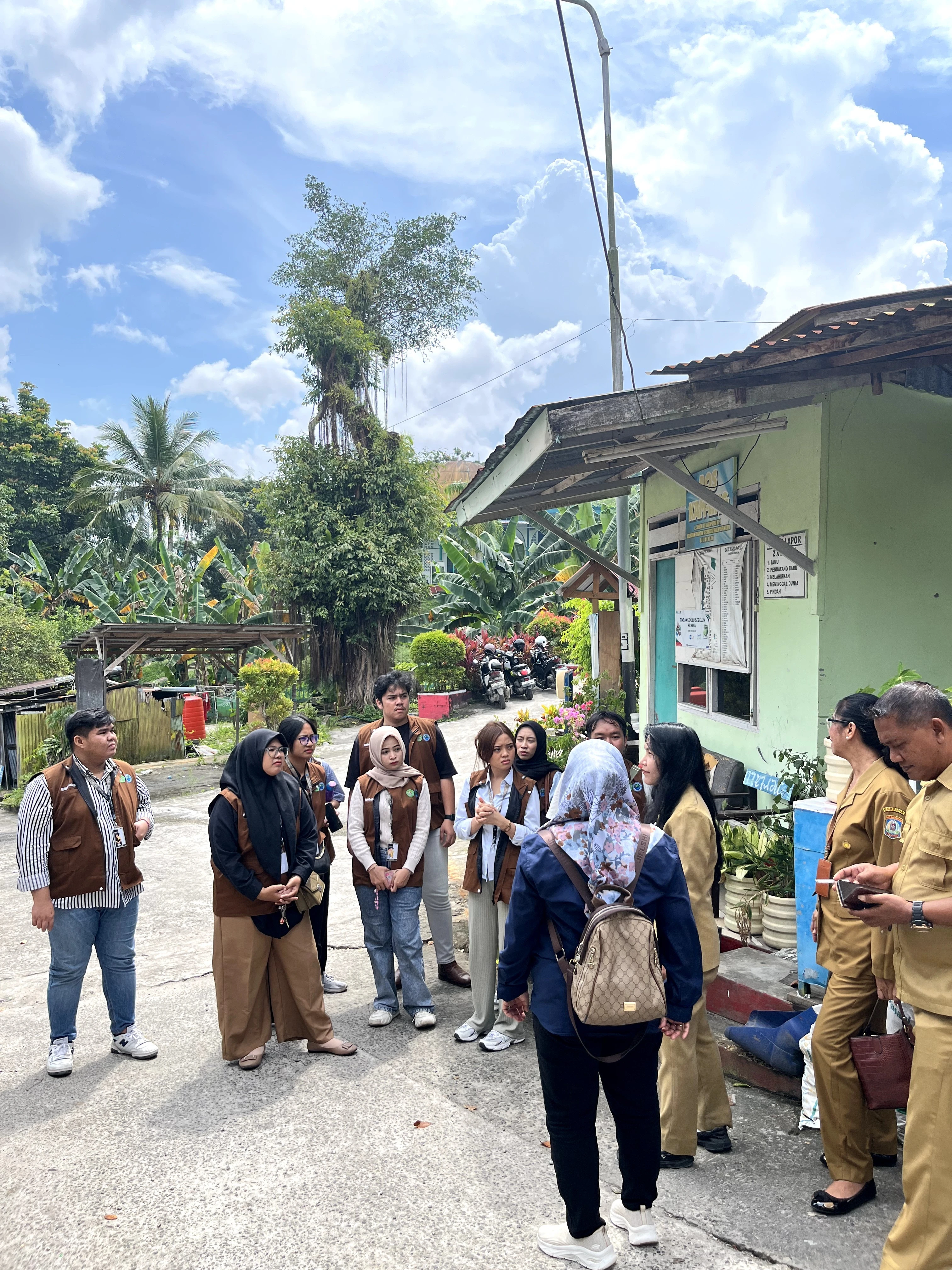 Mahasiswa KKN dan Kelurahan Prapatan Lakukan Survei Wilayah ke Beberapa RT Mahasiswa KKN dan Kelurahan Prapatan Lakukan Survei Wilayah ke Beberapa RT