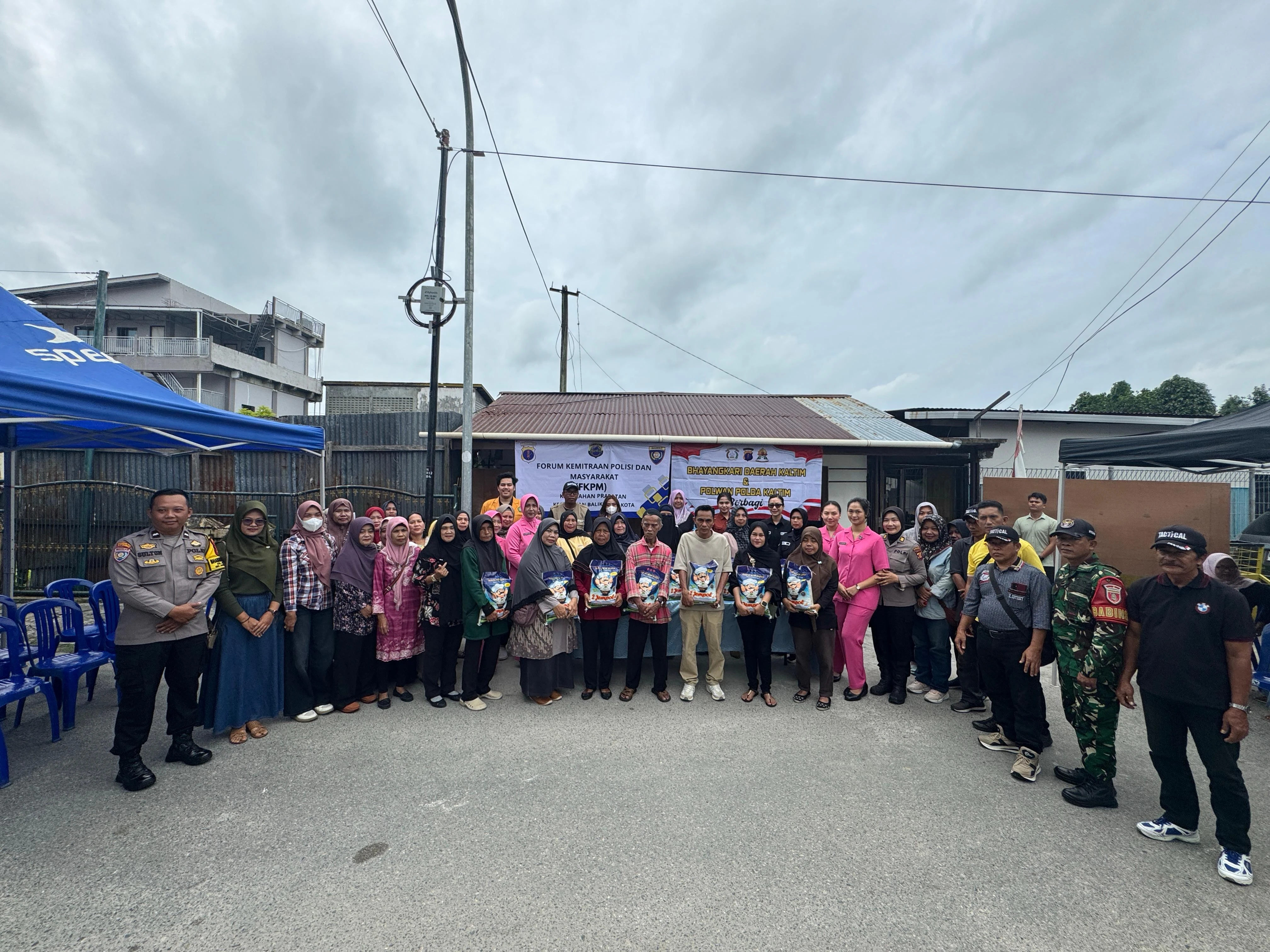 Forum Kemitraan Polisi dan Masyarakat (FKPM) Gelar Kegiatan Bantuan Sosial Bersama Mahasiswa KKN di Kelurahan Prapatan Forum Kemitraan Polisi dan Masyarakat (FKPM) Gelar Kegiatan Bantuan Sosial Bersama Mahasiswa KKN di Kelurahan Prapatan
