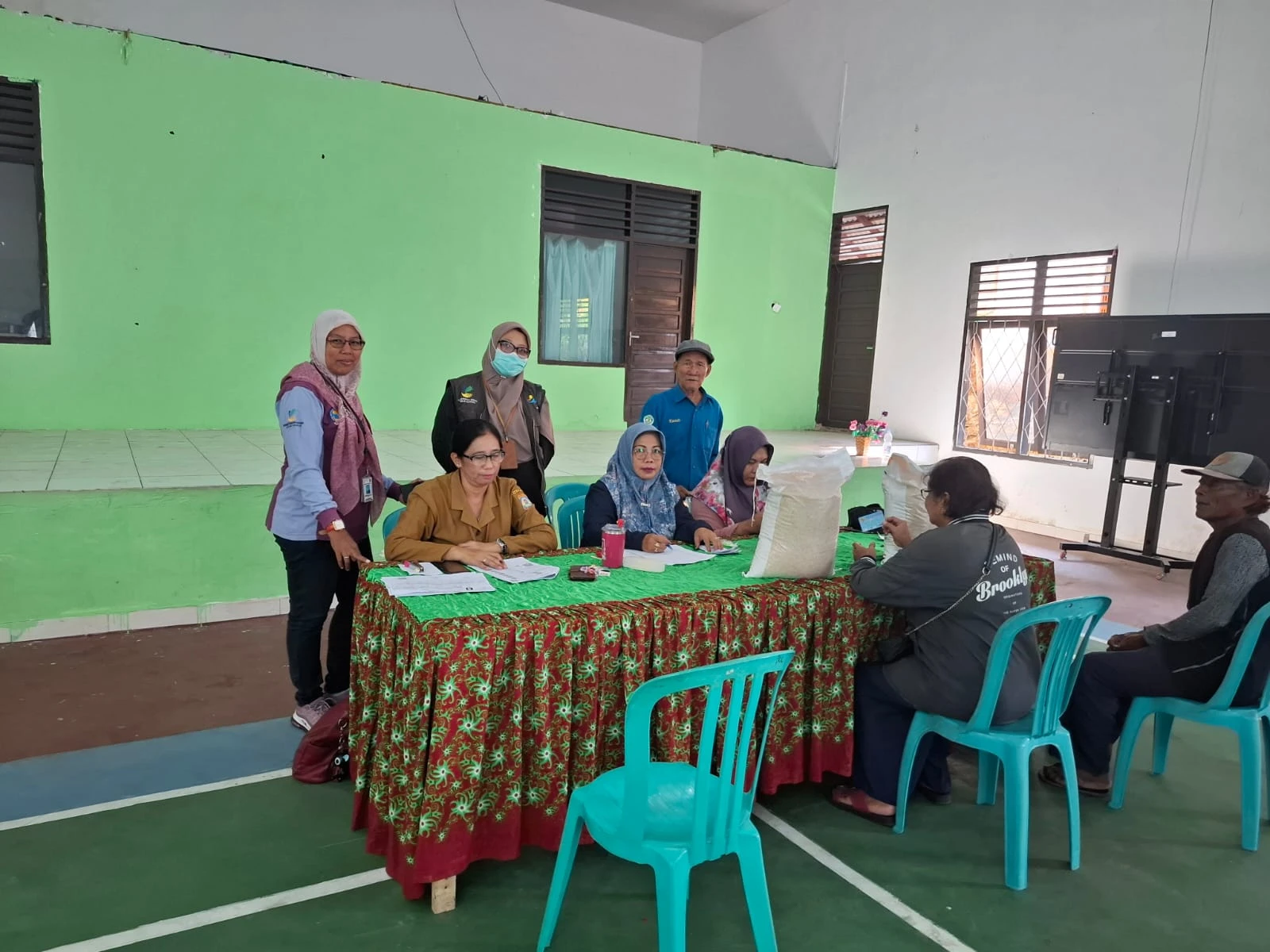 Penyaluran Bantuan Pangan Beras di Kelurahan Prapatan Penyaluran Bantuan Pangan Beras di Kelurahan Prapatan