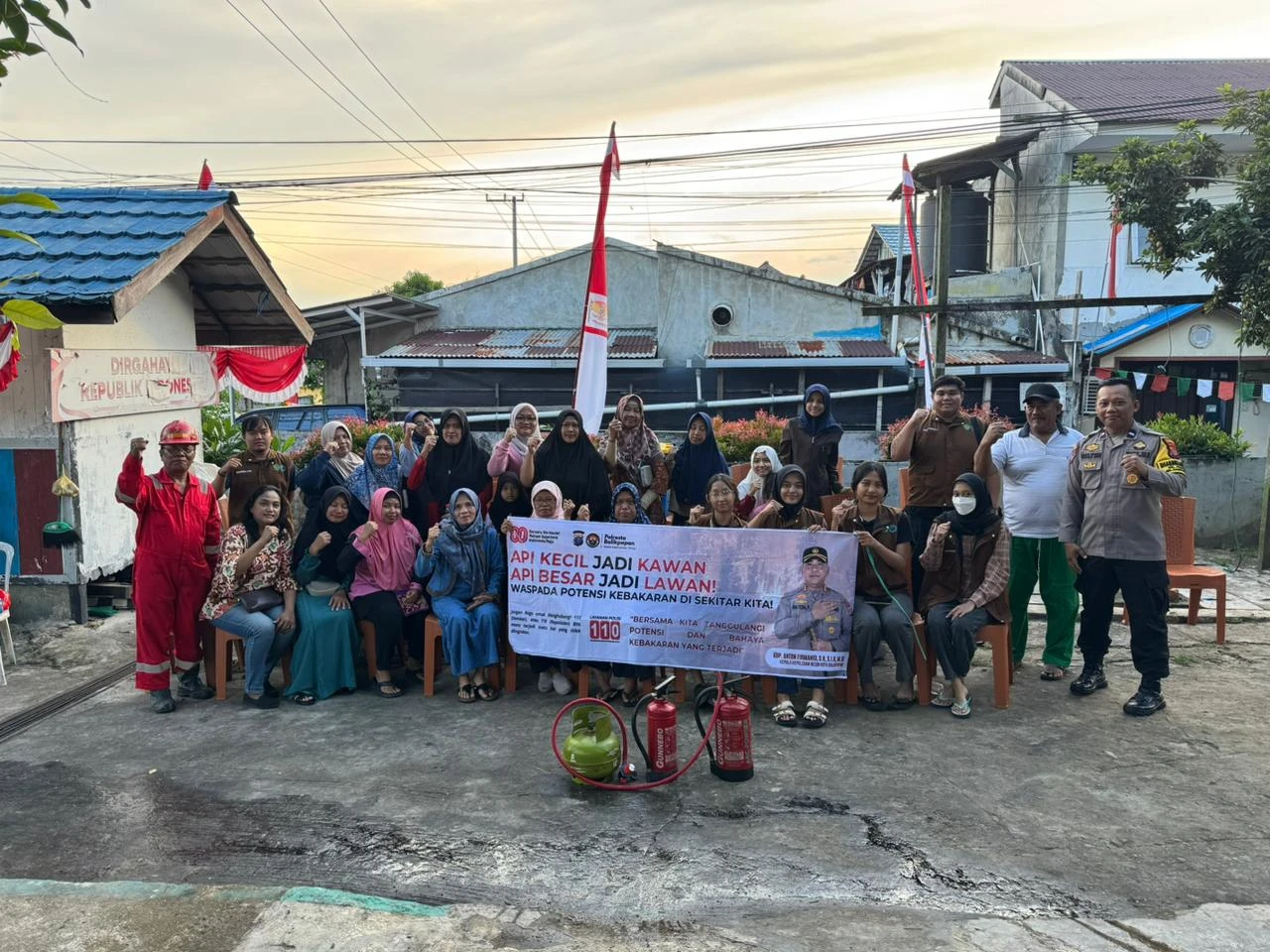 Simulasi Pemadaman Api Sederhana di RT 15, Warga Dapat Pelatihan Langsung Simulasi Pemadaman Api Sederhana di RT 15, Warga Dapat Pelatihan Langsung